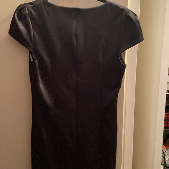 Little black dress with pockets and small v neck in size Medium and mid length - Picture 5 of 5